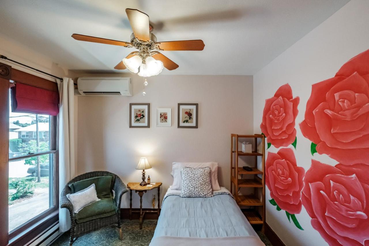 MaMere's Guest House Monmouth Extérieur photo